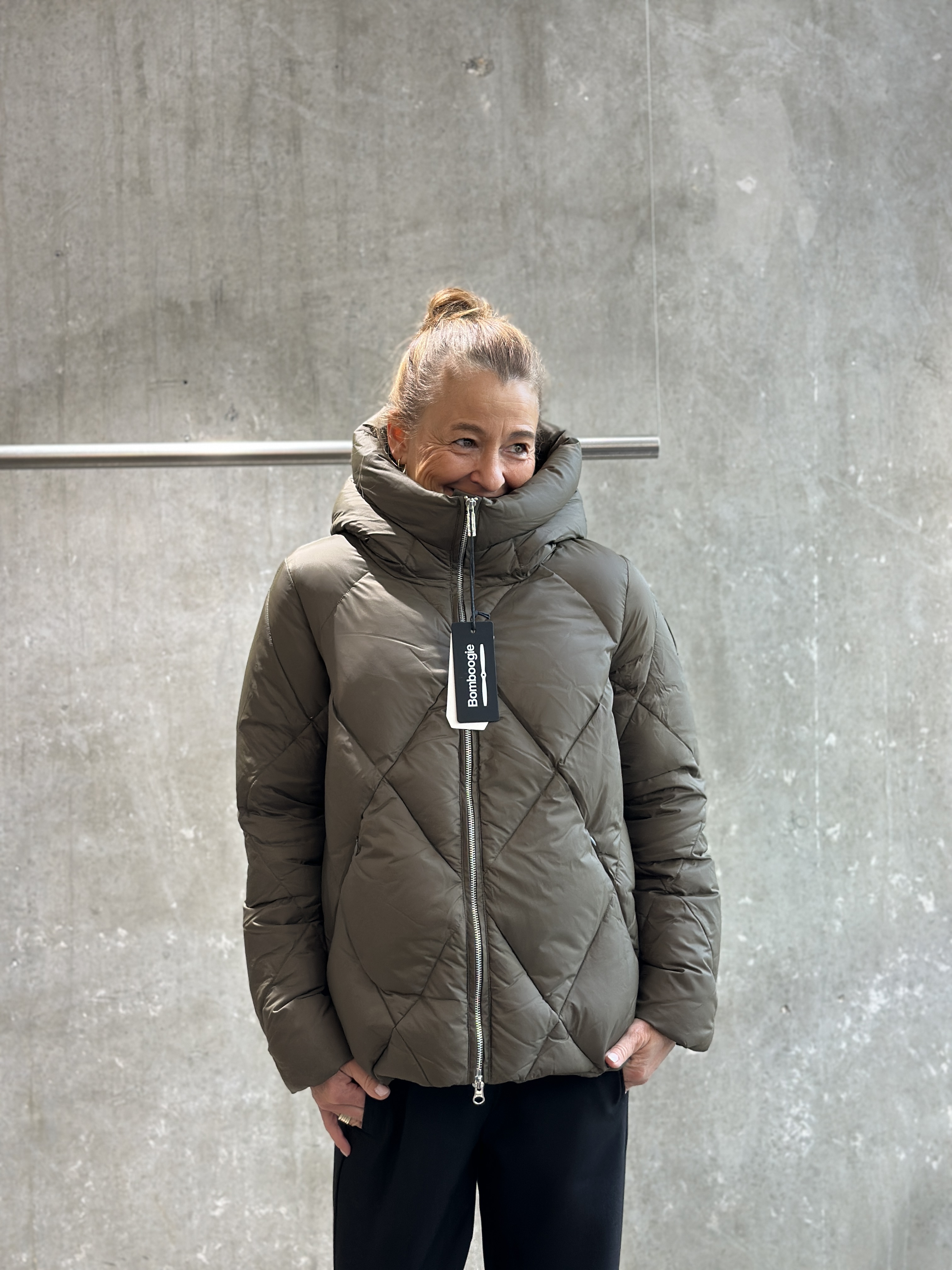 BOMBOOGIE Daunenjacke dark moss green